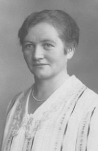 um 1920