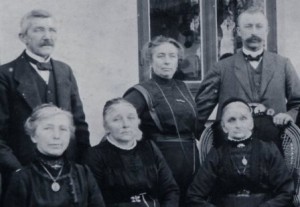um 1915  