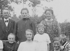 um 1925   