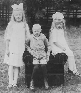 um 1920