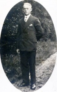 um 1925       