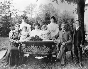 um 1906      