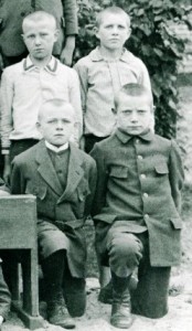 um 1920     